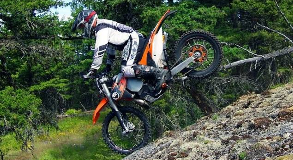 Enduro KTM 300 EXC dirtbike riding